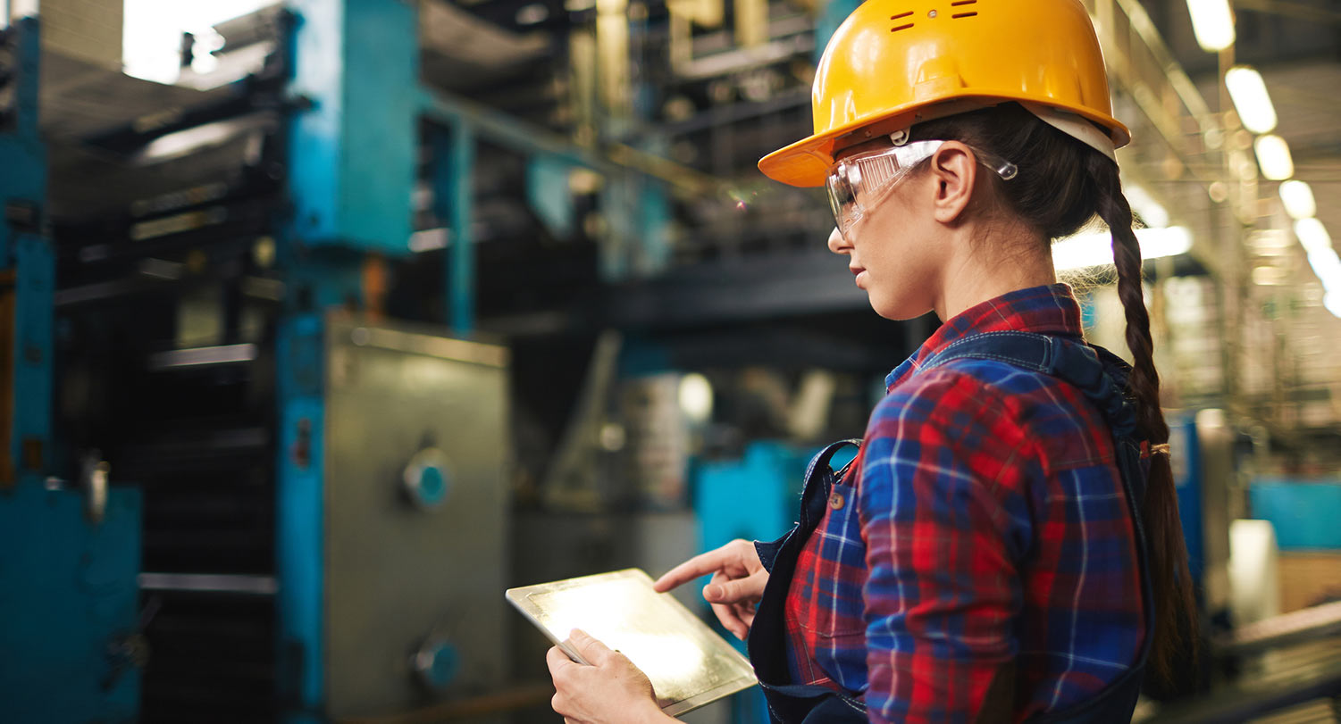 woman-wearing-hardhat
